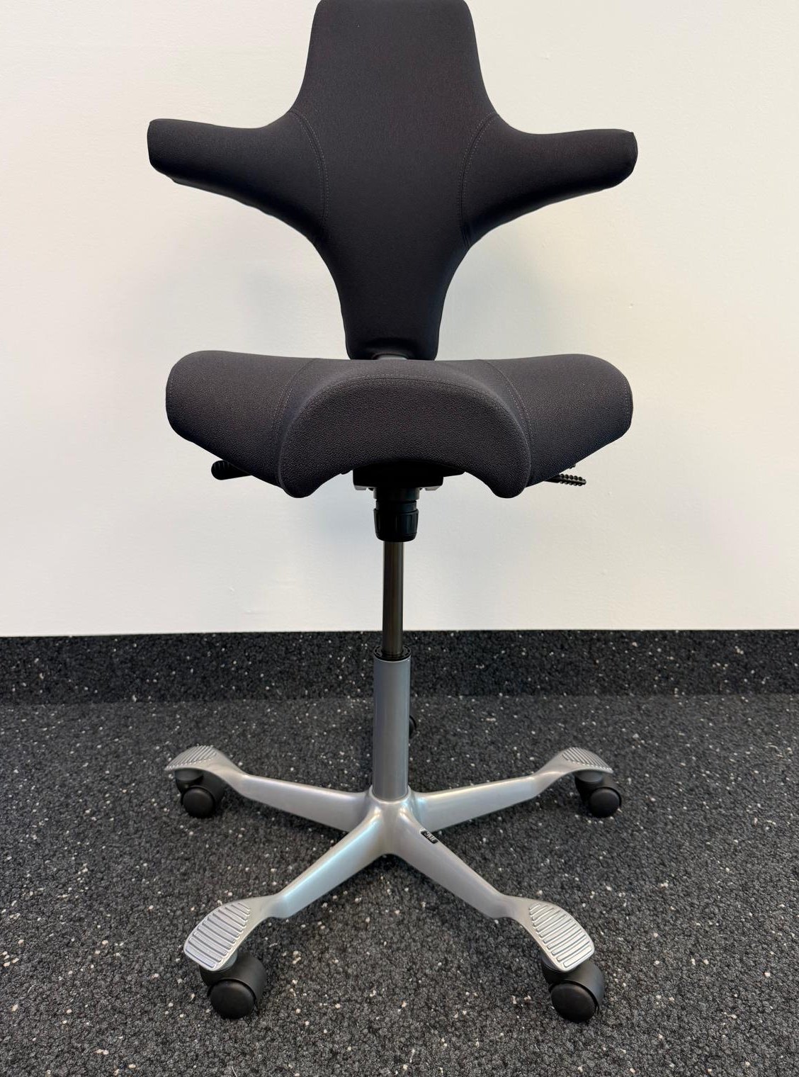 HÅG Capisco 8106 in Xtreme Charcoal 145, aufgearbeitet — Vorderansicht