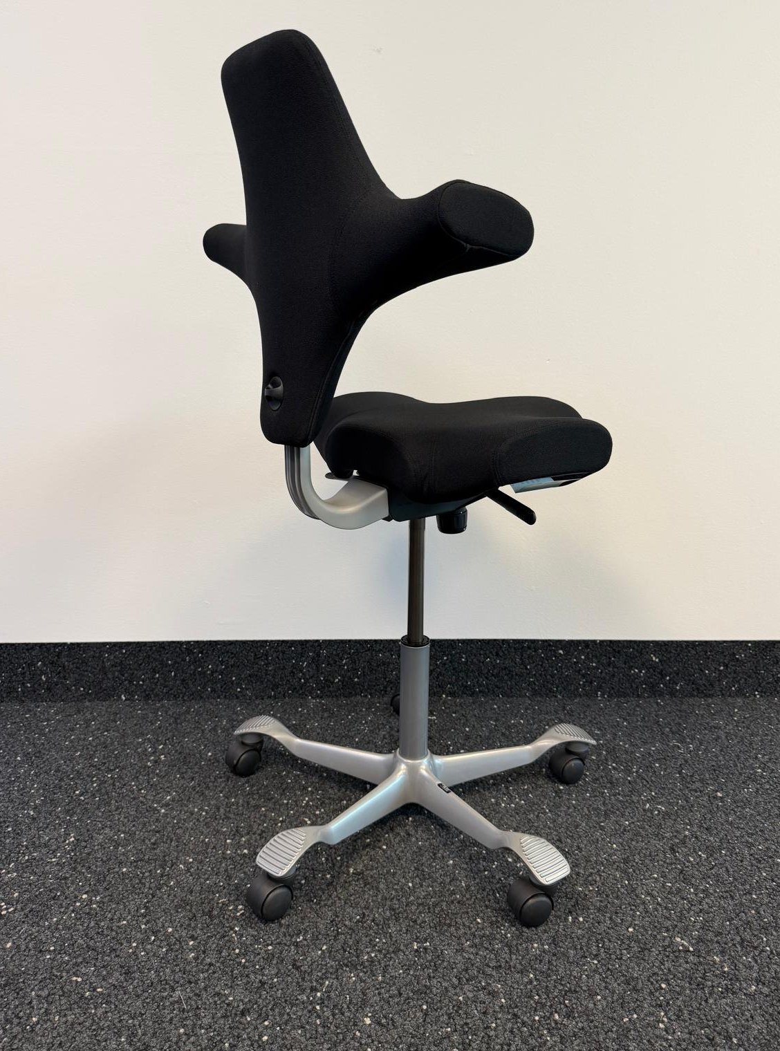 HÅG Capisco 8106 in Xtreme schwarz 009, aufgearbeitet — Schrägansicht