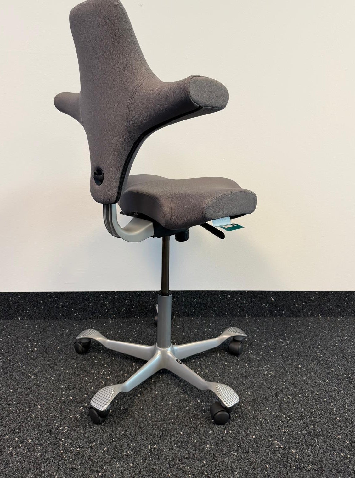 HÅG Capisco 8106 in Xtreme grau 081, aufgearbeitet — Schrägansicht